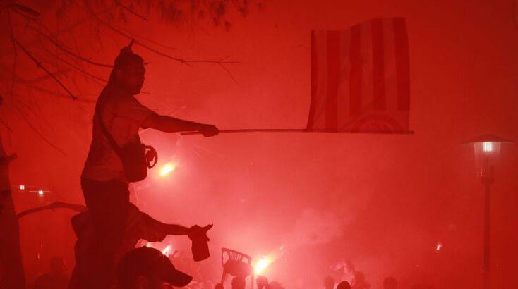 Φλέγεται ο Πειραιάς μετά την κατάκτηση του Conference League από τον Ολυμπιακό 