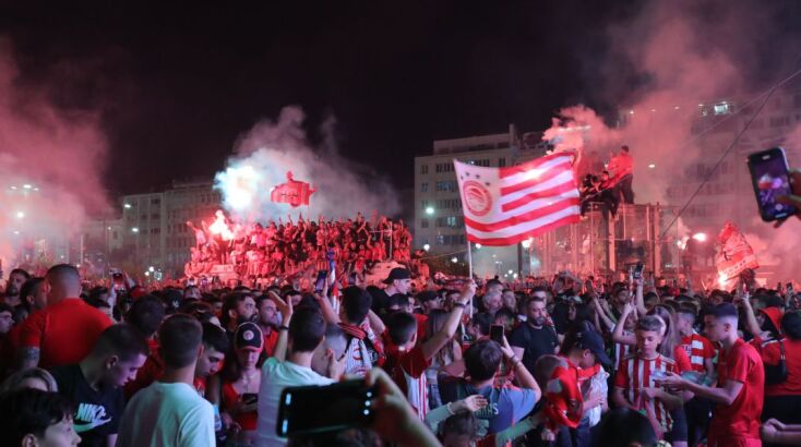 Φλέγεται ο Πειραιάς μετά την κατάκτηση του Conference League από τον Ολυμπιακό 