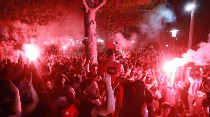 Φλέγεται ο Πειραιάς μετά την κατάκτηση του Conference League από τον Ολυμπιακό 
