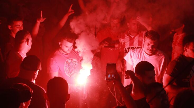 Φλέγεται ο Πειραιάς μετά την κατάκτηση του Conference League από τον Ολυμπιακό 