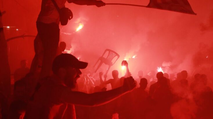 Φλέγεται ο Πειραιάς μετά την κατάκτηση του Conference League από τον Ολυμπιακό 