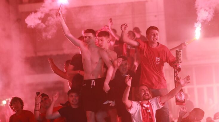 Φλέγεται ο Πειραιάς μετά την κατάκτηση του Conference League από τον Ολυμπιακό 
