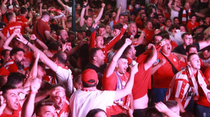 Φλέγεται ο Πειραιάς μετά την κατάκτηση του Conference League από τον Ολυμπιακό 