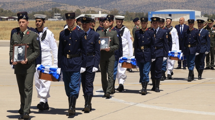 Τα λείψανα 8 Ελλήνων οπλιτών από την Κύπρο «επέστρεψαν» από το μέτωπο μετά από 50 χρόνια 