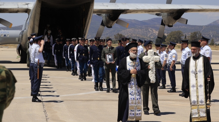 Τα λείψανα 8 Ελλήνων οπλιτών από την Κύπρο «επέστρεψαν» από το μέτωπο μετά από 50 χρόνια 