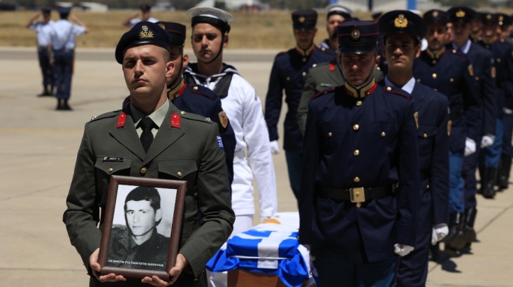 Τα λείψανα 8 Ελλήνων οπλιτών από την Κύπρο «επέστρεψαν» από το μέτωπο μετά από 50 χρόνια 