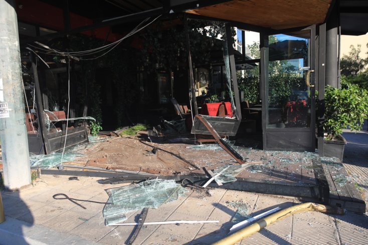 Ζημιές στην καφετέρια όπου μπούκαρε το αυτοκίνητο στη Λεωφόρο Συγγρού