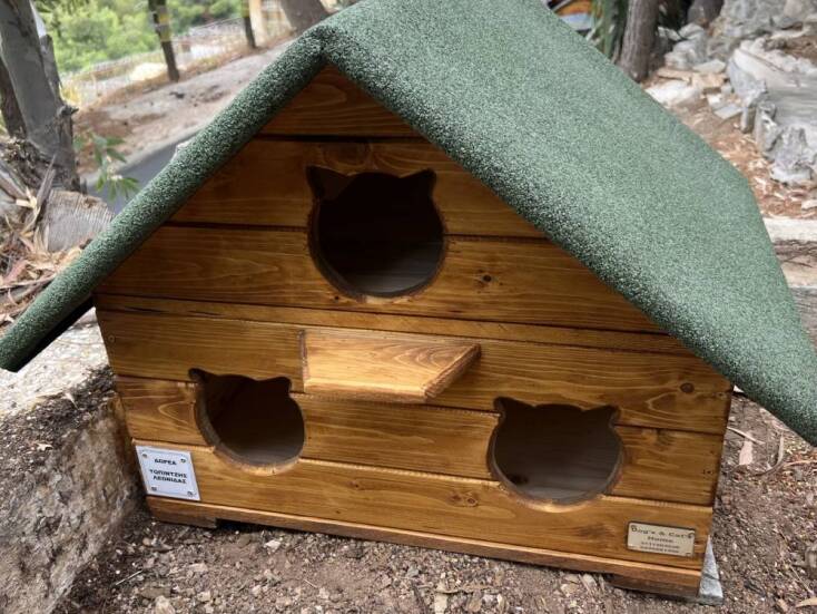 Λεωνίδας Τοπιντζής: Η δωρεά του στον δήμο Βάρης Βούλας Βουλιαγμένης για τις αδέσποτες γάτες της περιοχής.