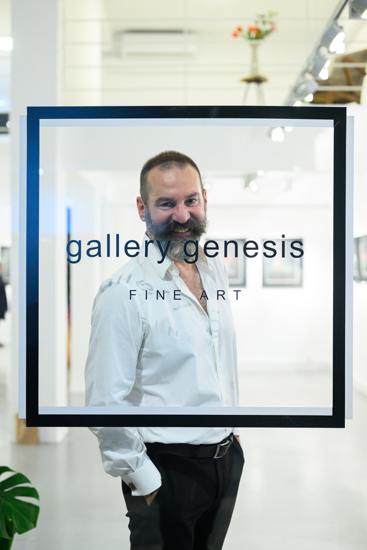 Ο Γ. Τζανέρης στην Gallery Genesis, στην οδό Ιπποκράτους. © Spiridon Kotsiopoulos Works