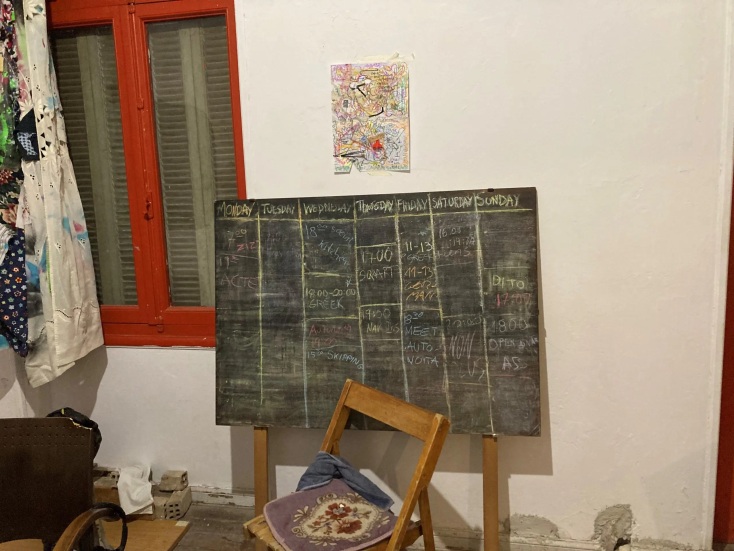 ΕΛΑΣ: Κράνη, κοντάρια και αντιασφυξιογόνες μάσκες βρέθηκαν κατά τις σημερινές επιχειρήσεις στα υπό κατάληψη κτίρια σε Εξάρχεια και Άγιο Παντελεήμονα.