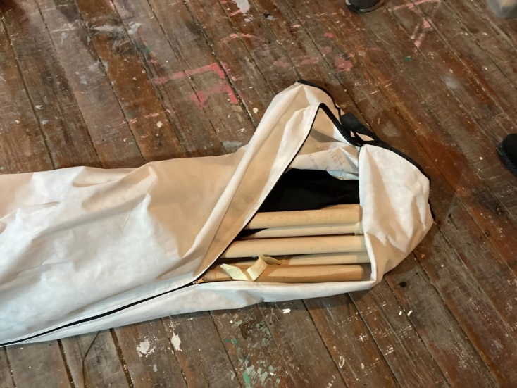 ΕΛΑΣ: Κράνη, κοντάρια και αντιασφυξιογόνες μάσκες βρέθηκαν κατά τις σημερινές επιχειρήσεις στα υπό κατάληψη κτίρια σε Εξάρχεια και Άγιο Παντελεήμονα.