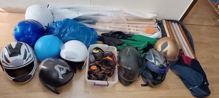 ΕΛΑΣ: Κράνη, κοντάρια και αντιασφυξιογόνες μάσκες βρέθηκαν κατά τις σημερινές επιχειρήσεις στα υπό κατάληψη κτίρια σε Εξάρχεια και Άγιο Παντελεήμονα.