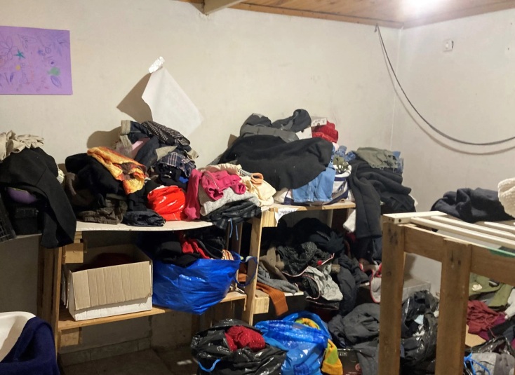 ΕΛΑΣ: Κράνη, κοντάρια και αντιασφυξιογόνες μάσκες βρέθηκαν κατά τις σημερινές επιχειρήσεις στα υπό κατάληψη κτίρια σε Εξάρχεια και Άγιο Παντελεήμονα.