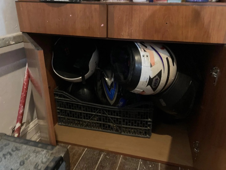 ΕΛΑΣ: Κράνη, κοντάρια και αντιασφυξιογόνες μάσκες βρέθηκαν κατά τις σημερινές επιχειρήσεις στα υπό κατάληψη κτίρια σε Εξάρχεια και Άγιο Παντελεήμονα.