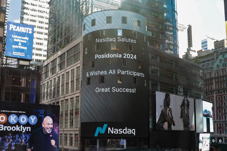 Times Square, Νέα Υόρκη. «Ο Nasdaq χαιρετίζει τα Ποσειδώνια 2024 και εύχεται σε όλους τους συμμετέχοντες καλή επιτυχία!» Το μήνυμα αναρτήθηκε στο Nasdaq billboard, την περιζήτητη ψηφιακή διαφημιστική πινακίδα και μία από τις μεγαλύτερες στον κόσμο. Γνωστή και ως «Πύργος της Αγοράς NASDAQ», η πινακίδα έχει μέγεθος 930 τ. μ. και ύψος 36,5 μ. 