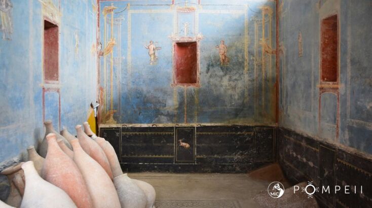 Πομπηία: Οι αρχαιολόγοι ανακάλυψαν ένα σπάνιο μπλε δωμάτιο με τοιχογραφίες γυναικείων μορφών