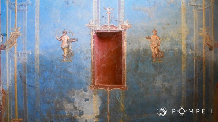 Πομπηία: Οι αρχαιολόγοι ανακάλυψαν ένα σπάνιο μπλε δωμάτιο με τοιχογραφίες γυναικείων μορφών