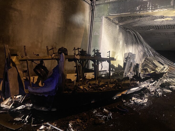 Ανατροπή βυτιοφόρου στον Ισθμό