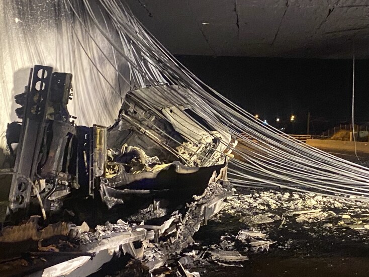 Ανατροπή βυτιοφόρου στον Ισθμό