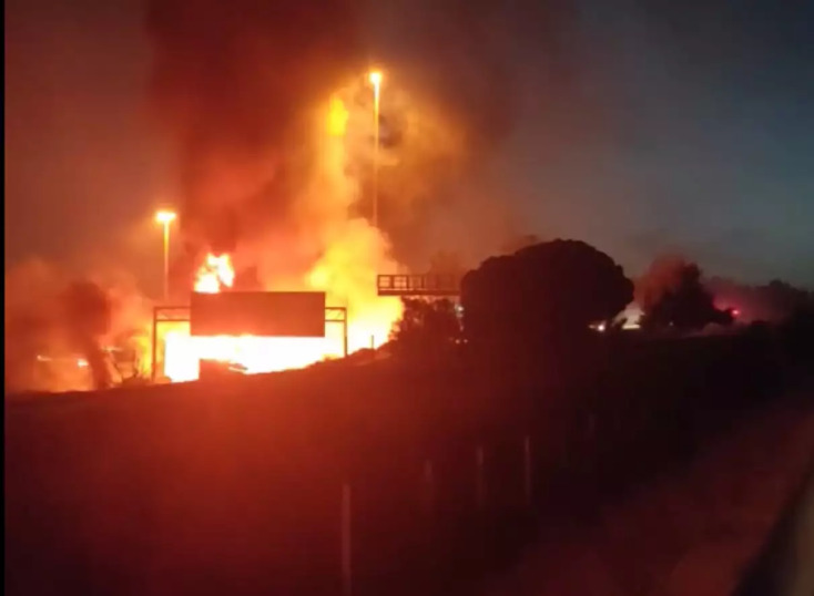 Διαδοχικές εκρήξεις από την ανατροπή βυτιοφόρου στον Ισθμό - «112» για την Εθνική Οδό