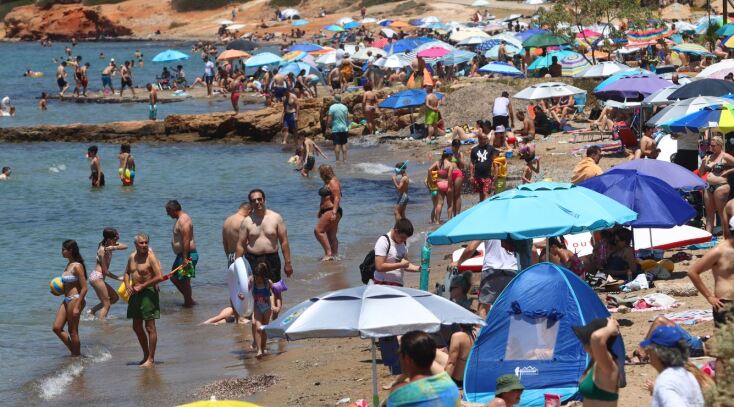 Πλήθος κόσμου στις παραλίες της Αττικής την ημέρα των Ευρωεκλογών 2024 