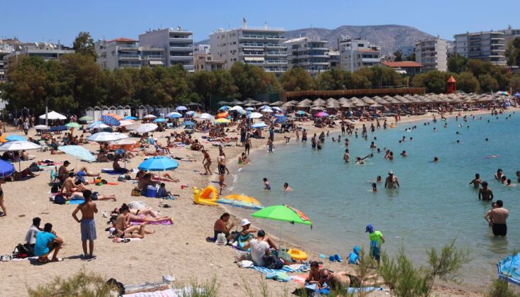 Πλήθος κόσμου στις παραλίες της Αττικής την ημέρα των Ευρωεκλογών 2024 