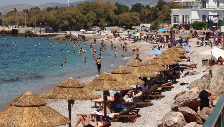 Πλήθος κόσμου στις παραλίες της Αττικής την ημέρα των Ευρωεκλογών 2024 