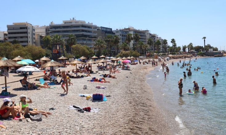 Πλήθος κόσμου στις παραλίες της Αττικής την ημέρα των Ευρωεκλογών 2024 
