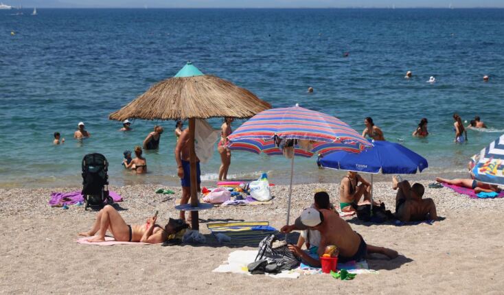 Πλήθος κόσμου στις παραλίες της Αττικής την ημέρα των Ευρωεκλογών 2024 