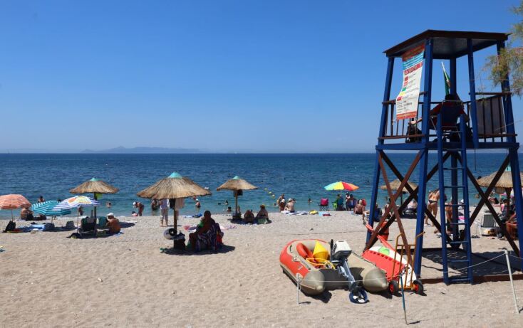 Πλήθος κόσμου στις παραλίες της Αττικής την ημέρα των Ευρωεκλογών 2024 