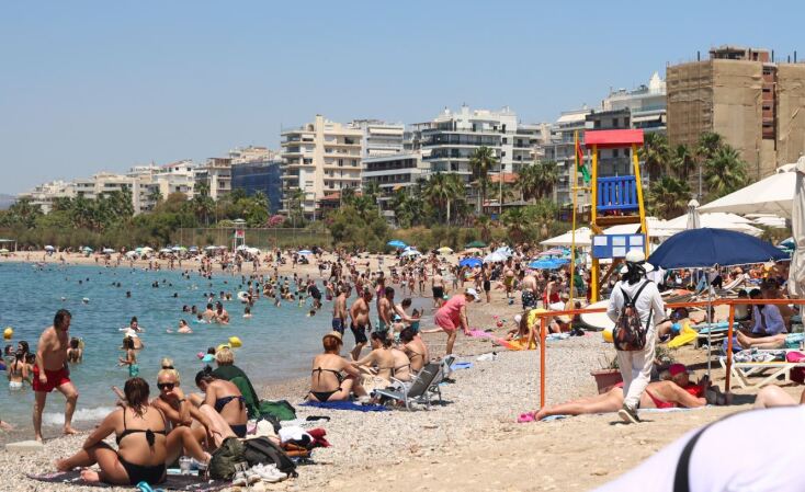 Πλήθος κόσμου στις παραλίες της Αττικής την ημέρα των Ευρωεκλογών 2024 