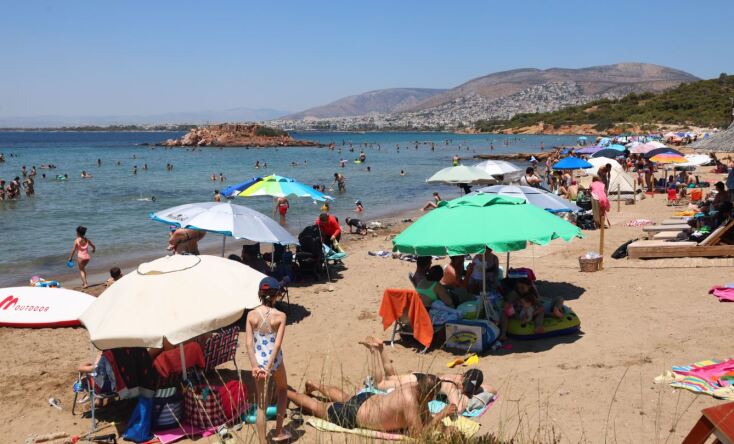 Πλήθος κόσμου στις παραλίες της Αττικής την ημέρα των Ευρωεκλογών 2024 