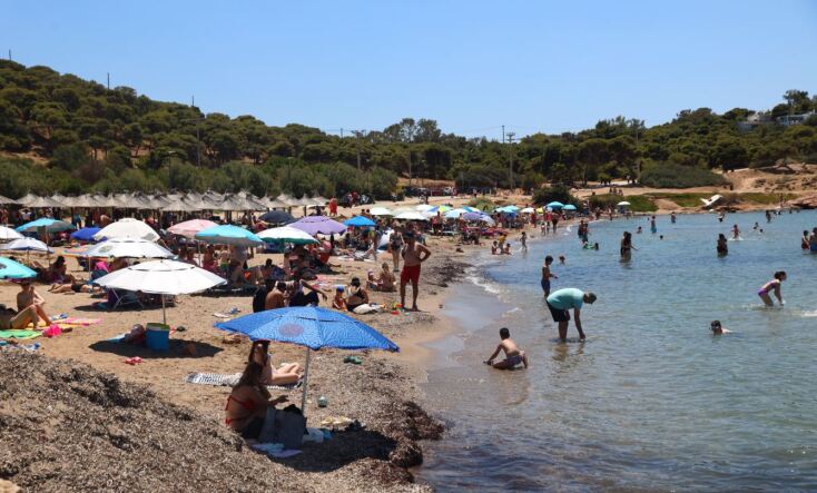Πλήθος κόσμου στις παραλίες της Αττικής την ημέρα των Ευρωεκλογών 2024 