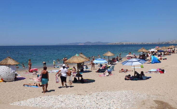 Πλήθος κόσμου στις παραλίες της Αττικής την ημέρα των Ευρωεκλογών 2024 