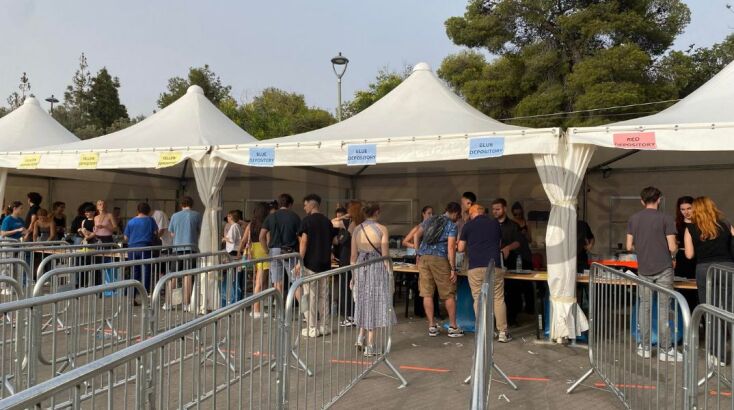 Ανταποκρίθηκε ο κόσμος στο κάλεσμα των Coldplay για το βιντεοκλίπ στο Ηρώδειο