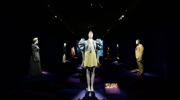 Φωτογραφίες από τα εγκαίνια της έκθεσης «Poor Things. Τα Κοστούμια» στο Μουσείο Μπενάκη