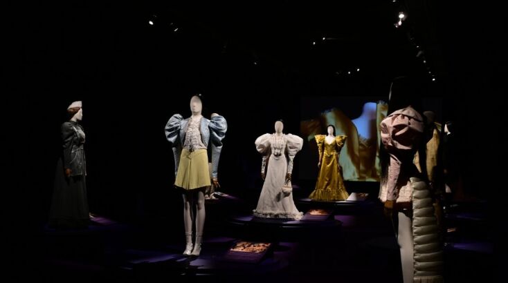 Φωτογραφίες από τα εγκαίνια της έκθεσης «Poor Things. Τα Κοστούμια» στο Μουσείο Μπενάκη