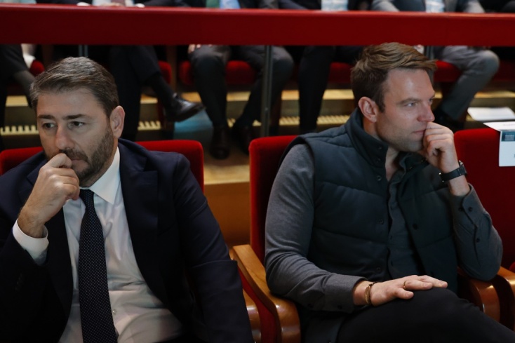 Νίκος Ανδρουλάκης και Στέφανος Κασσελάκης, κάθονται δίπλα δίπλα αλλά κρατούν απόσταση