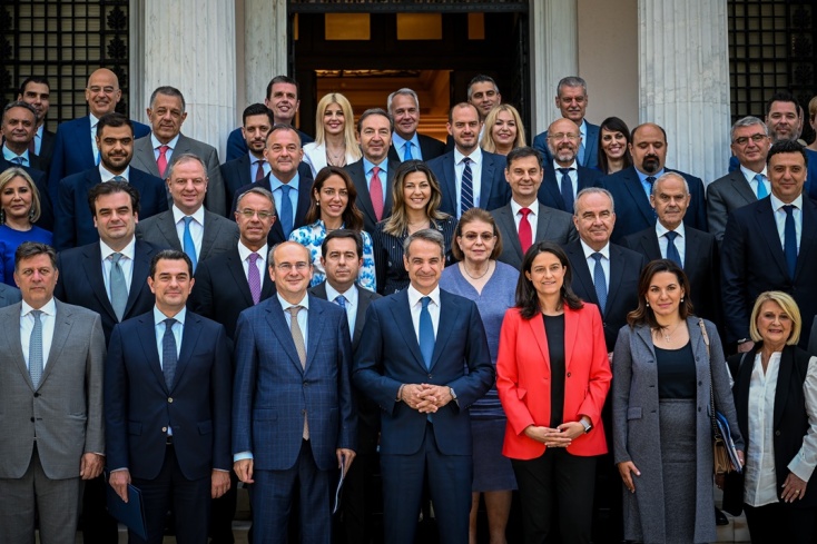 «Οικογενειακή» φωτογραφία των υπουργών και υφυπουργών της κυβέρνησης μετά τις εκλογές του 2023