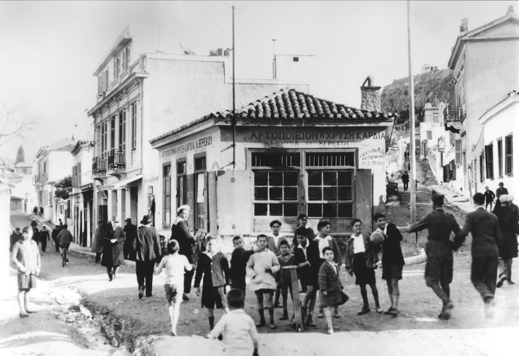 Οδοί Αστεροσκοπείου και Απολλοδώρου, 1930. Η συμβολή των δύο οδών κατέληγε στην Πλατεία Θησείου. Στο κέντρο, το αρτοποιείο «Η Χρυσή Καρδιά»