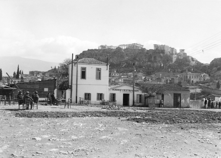 Καφεζυθοπωλείον του Πετσάλη, 1933. Το πιο γνωστό καφεζυθοπωλείο, το οποίο συνδέεται με τον κινηματογράφο «Θησείον» στο κεντρικό σημείο της ομώνυμης πλατείας. ΑΣΚΣΑ, Αρχεία, Φωτογραφική Συλλογή Dorothy Burr Thompson 1293