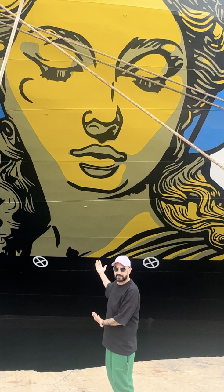 O Sake ζωγράφισε τη Θεά της Νύχτας στο κρουαζιερόπλοιο NEO NYX - Τα έργα του street artist Ιωάννη Καραμπέτσου ταξιδεύουν από τους δρόμους της Αθήνας στη θάλασσα