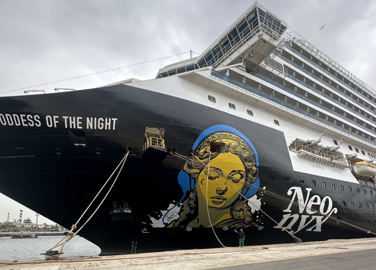 O Sake ζωγράφισε τη Θεά της Νύχτας στο κρουαζιερόπλοιο NEO NYX - Τα έργα του street artist Ιωάννη Καραμπέτσου ταξιδεύουν από τους δρόμους της Αθήνας στη θάλασσα