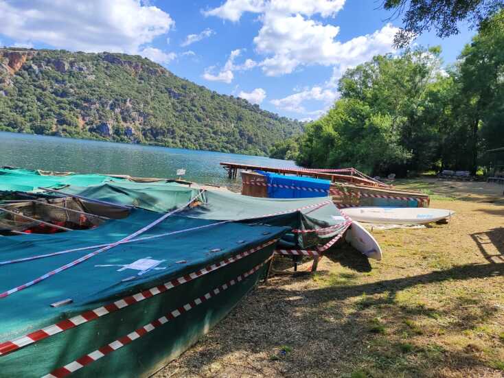 Λίμνη Ζηρού: Επέμβαση και απομάκρυνση παράνομων κατασκευών - Συντονισμένη επιχείρηση υπουργείου Οικονομικών, Δασαρχείου και ΕΛΑΣ μετά από καταγγελία πολιτών.
