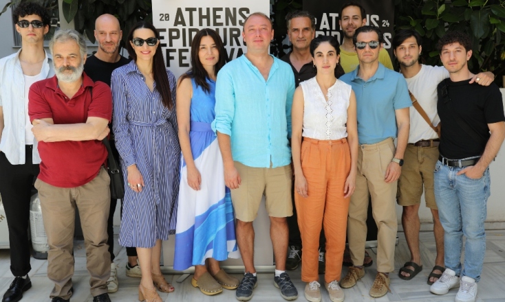 «Ιφιγένεια η εν Αυλίδι» από τον Τιμοφέι Κουλιάμπιν: ο σκηνοθέτης με τους ηθοποιούς της παράστασης, τον μεταφραστή Παντελή Μπουκάλα και την καλλιτεχνική διευθύντρια του Φεστιβάλ Αθηνών Επιδαύρου Κατερίνα Ευαγγελάτου