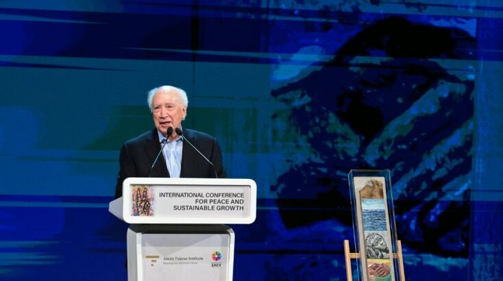 Τσίπρας και Ζάεφ βράβευσαν τον Νίμιτς στη «Διεθνή Διάσκεψη για την Ειρήνη και τη Βιώσιμη Ανάπτυξη» 