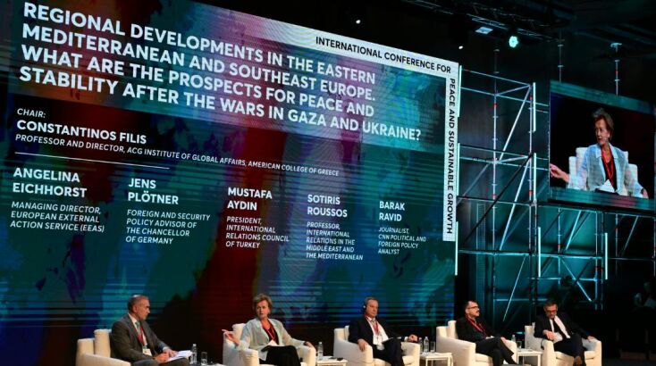 Τσίπρας και Ζάεφ βράβευσαν τον Νίμιτς στη «Διεθνή Διάσκεψη για την Ειρήνη και τη Βιώσιμη Ανάπτυξη» 