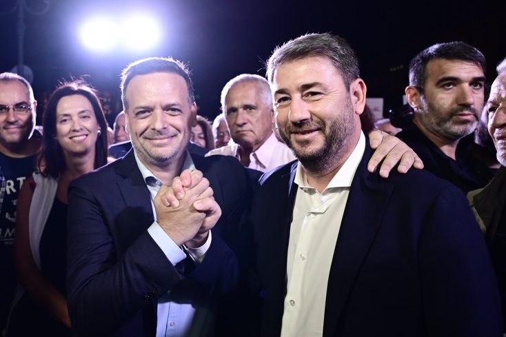 Ο δήμαρχος Αθηναίων, Χάρης Δούκας (αριστερά) σφίγγει το χέρι του προέδρου του ΠΑΣΟΚ, Νίκου Ανδρουλάκη