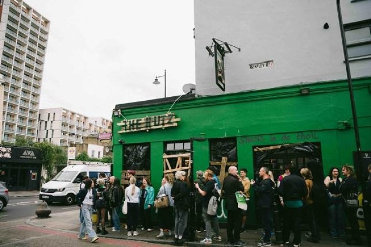 Kneecap: Το hip hop trio από την Ιρλανδία που προκαλεί αντιδράσεις κυκλοφόρησε το νέο του άλμπουμ «Fine Art».