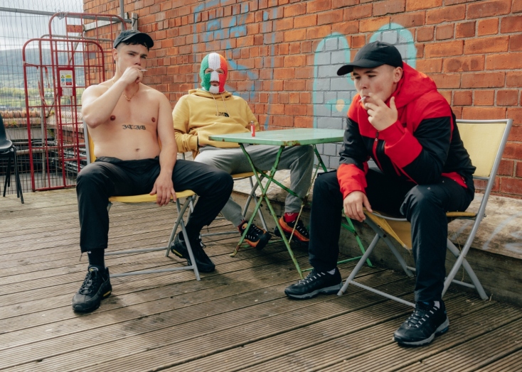 Kneecap: Το hip hop trio από την Ιρλανδία που προκαλεί αντιδράσεις κυκλοφόρησε το νέο του άλμπουμ «Fine Art».